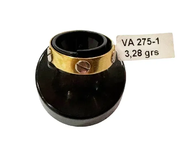 Anillo de oro con detalles de tornillos sobre base expositora negra, etiquetado VA 275-1, 3,28 grs.