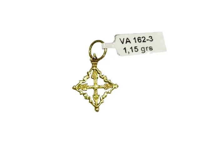 Colgante de oro con diseño de cruz, unido a una etiqueta que dice