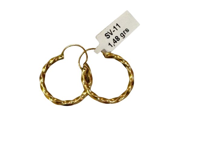 Pendientes de aro dorados con diseño retorcido, etiquetados