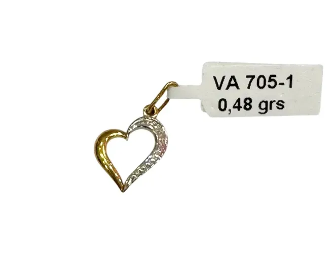 Colgante en forma de corazón de oro y plata con etiqueta que dice “VA 705-1, 0,48 grs”.