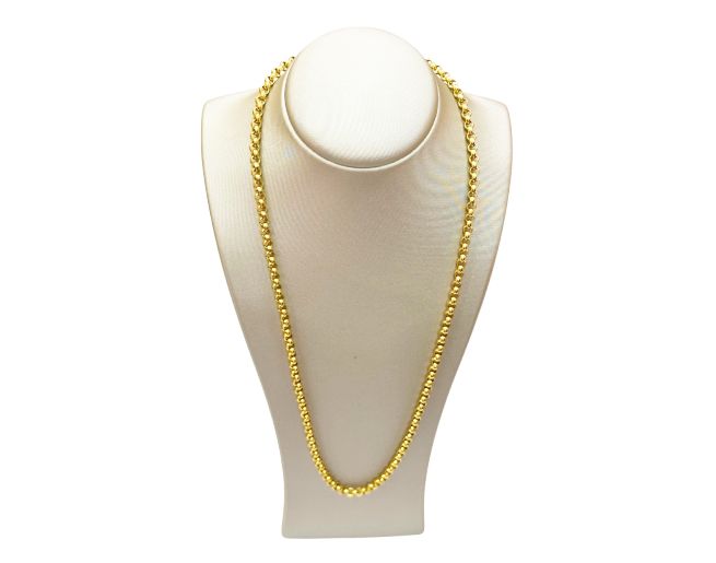 Collar de cadena de oro exhibido sobre un busto blanco, sobre un fondo blanco.