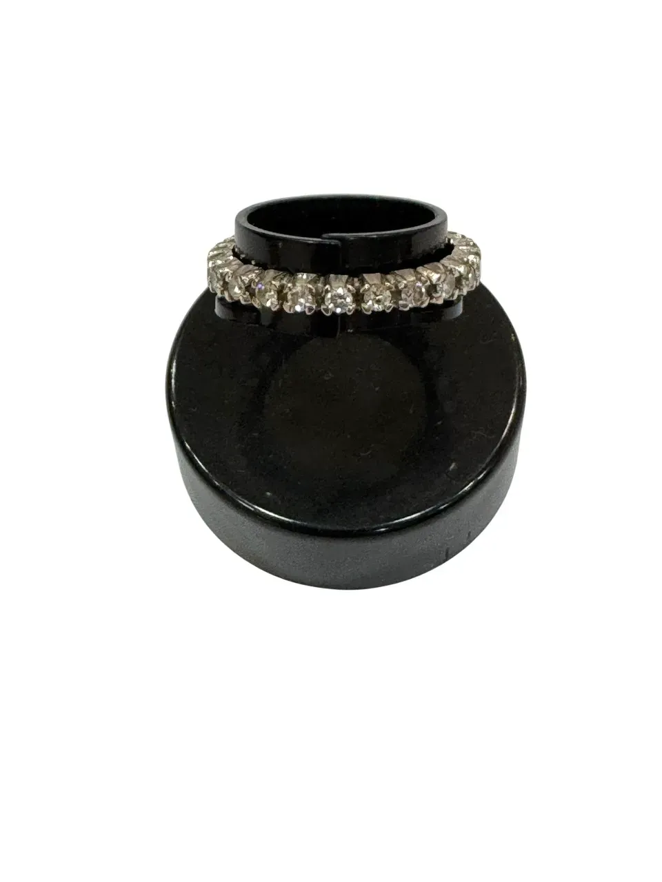 Pulsera de diamantes en expositor de joyas negro.