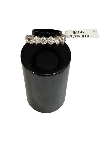 Anillo de eternidad de diamantes en expositor cilíndrico negro, con etiqueta de precio que dice