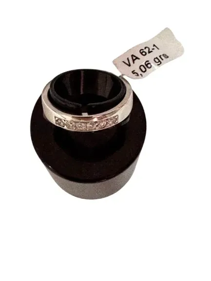 Anillo de plata con pequeñas piedras sobre soporte negro, etiqueta de precio que indica 5,06 gramos.