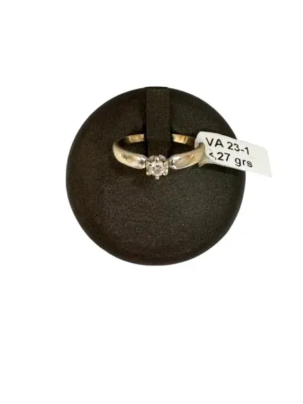 Anillo de oro con un diamante engastado en un expositor negro. Etiqueta: VA 23-1, 1,27 gr.