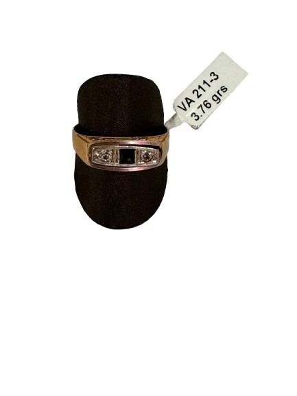 Anillo de oro con tres piedras, centro negro, lados blancos, en expositor negro, etiqueta que dice