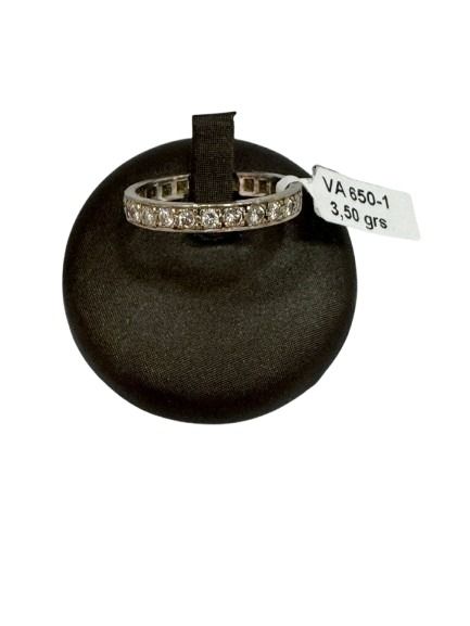 Anillo de eternidad de diamantes en un expositor negro con una etiqueta de precio.