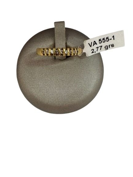 Anillo de oro con pequeñas piedras en expositor; etiquetado