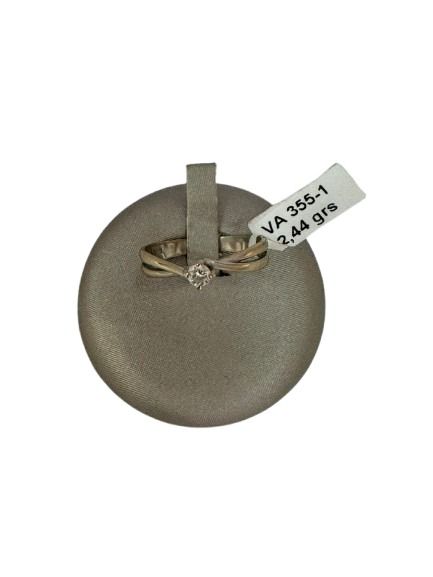 Anillo de diamantes en expositor, con etiqueta adjunta que dice