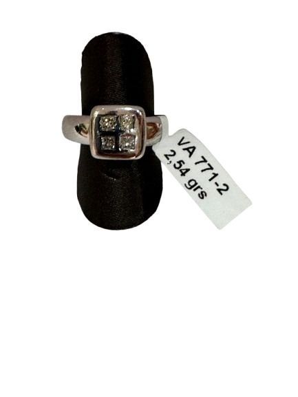 Anillo de plata con cuatro diamantes cuadrados sobre base negra. Etiqueta blanca: VA 771-2, 2,54 g.