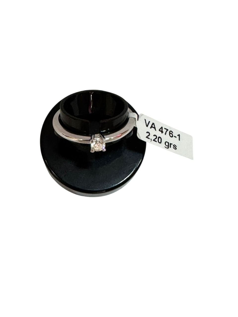 Anillo de diamantes sobre soporte negro con etiqueta de precio con indicación VA 476-1, 2,20 grs.