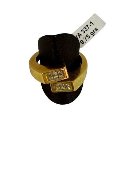 Anillo de oro con detalles de diamantes en soporte de exhibición negro, etiqueta blanca con peso.