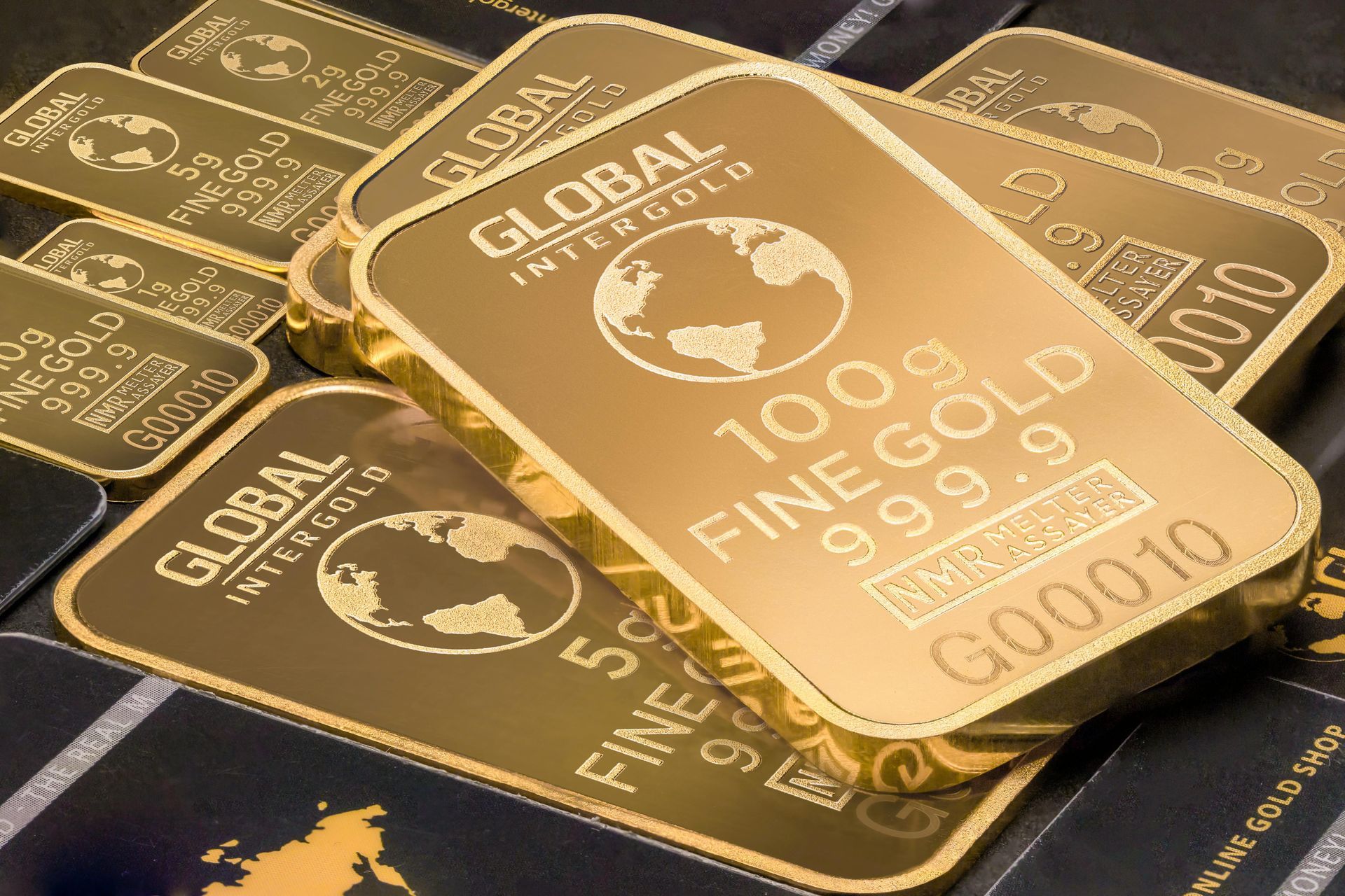 Lingotes de oro de 100 g, apilados. Marcados como 