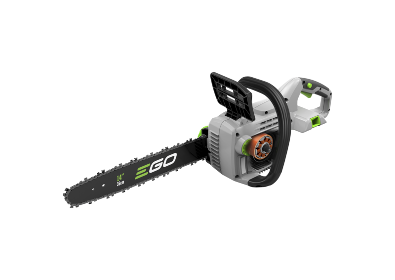 Tronçonneuse à batterie EGO grise et noire, avec une touche de vert sur fond blanc.