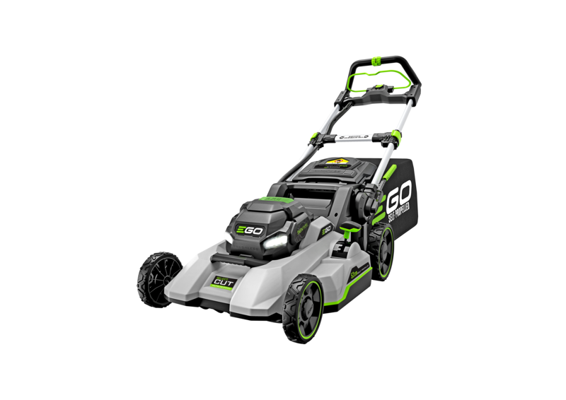 Tondeuse à gazon électrique verte et grise avec sac de ramassage, inclinée sur fond blanc.