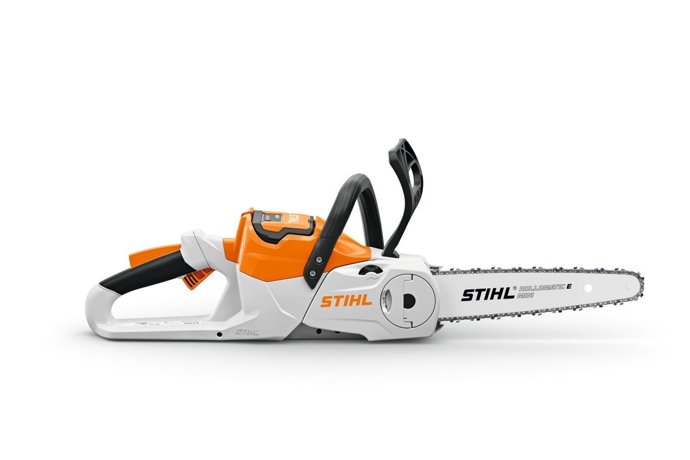Tronçonneuse à batterie STIHL blanche et orange sur fond blanc.