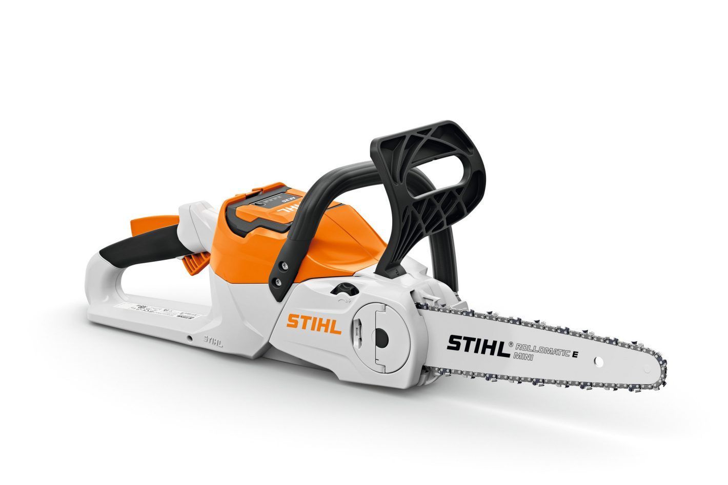 Tronçonneuse à batterie STIHL blanche et orange sur fond blanc.