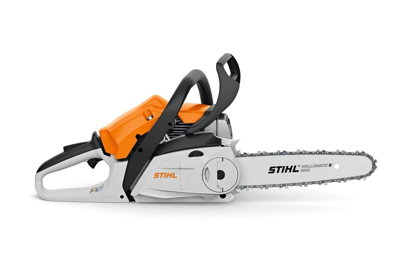 Tronçonneuse Stihl MS 170 avec un corps orange et blanc, une poignée noire et une chaîne argentée sur fond blanc.
