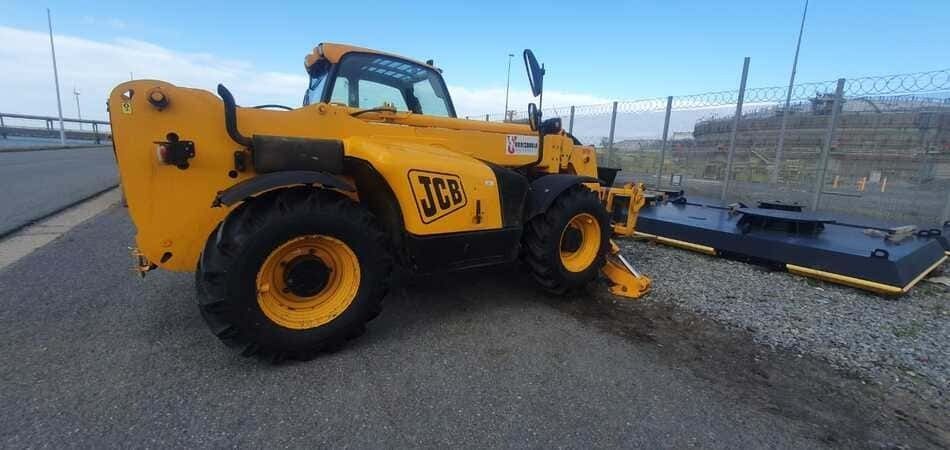 Un tractor amarillo está estacionado al costado de la carretera.