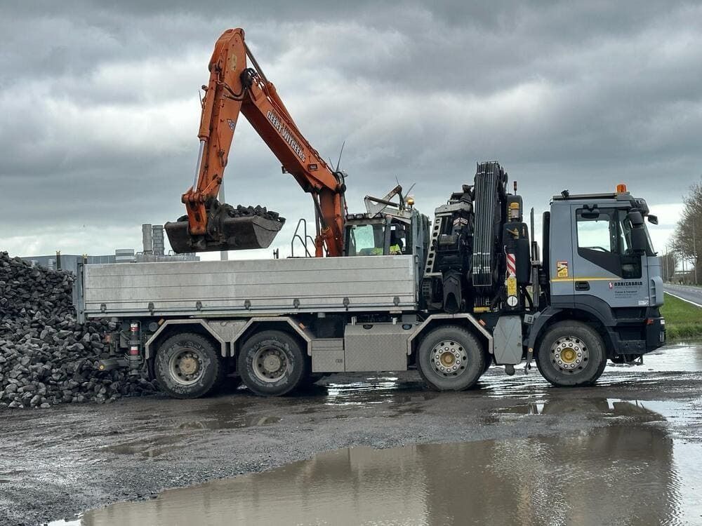 Un camión con una grúa acoplada a la parte trasera.
