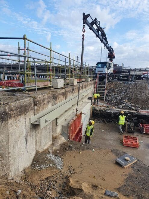 Un grupo de trabajadores de la construcción está trabajando en un puente.
