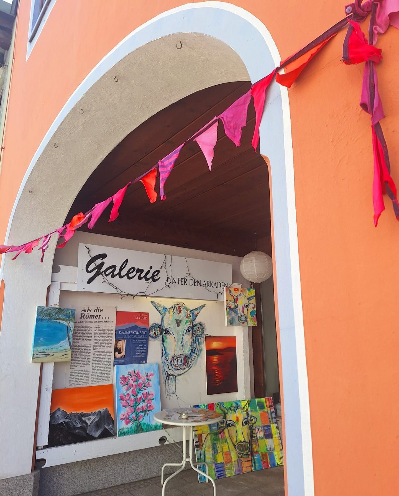 Glaskasten mit Werbung der Galerie unter den Arkaden, Doris Bössendörfer