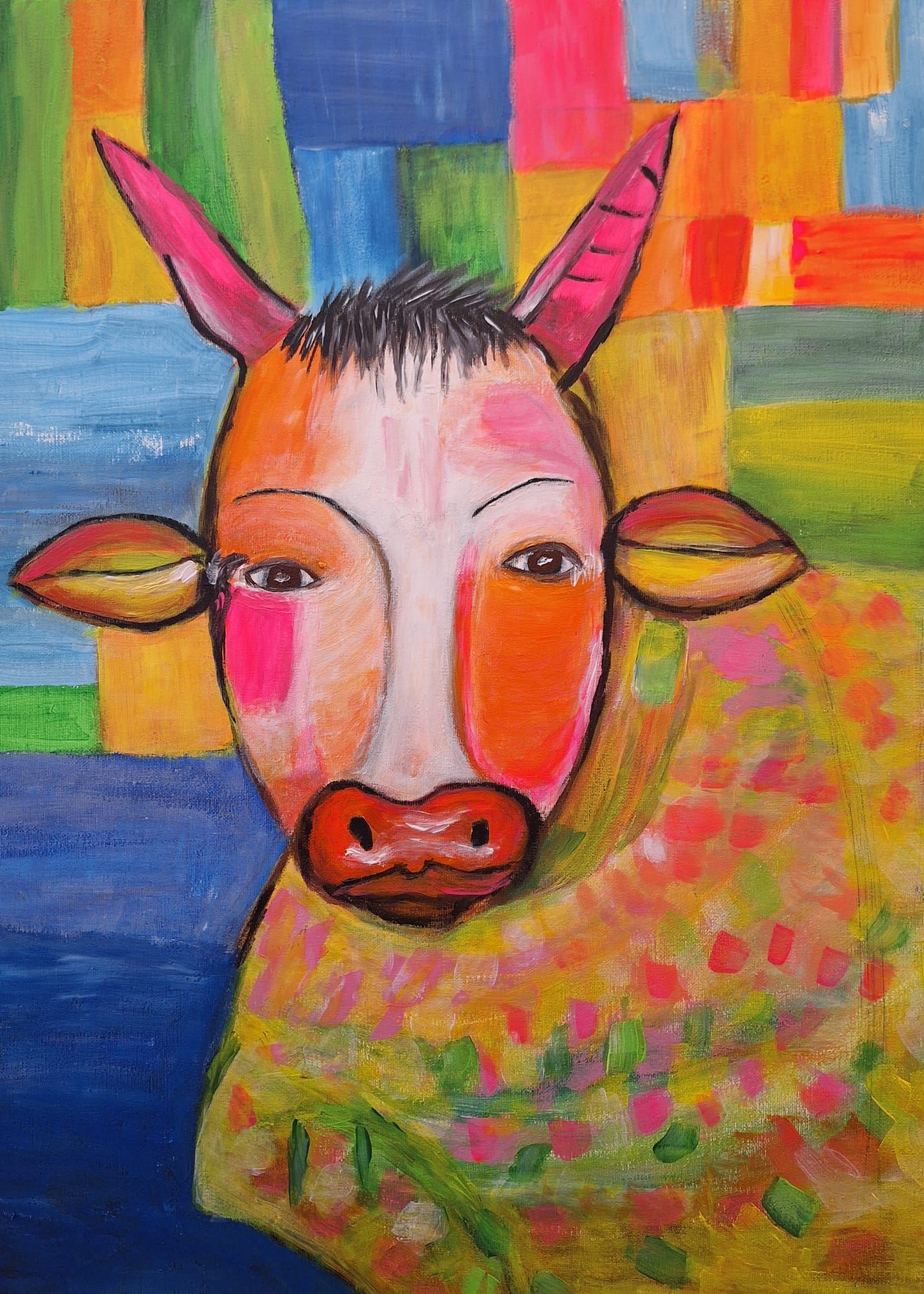 Gemälde einer Kuh mit buntem Kästchen im Hintergrund