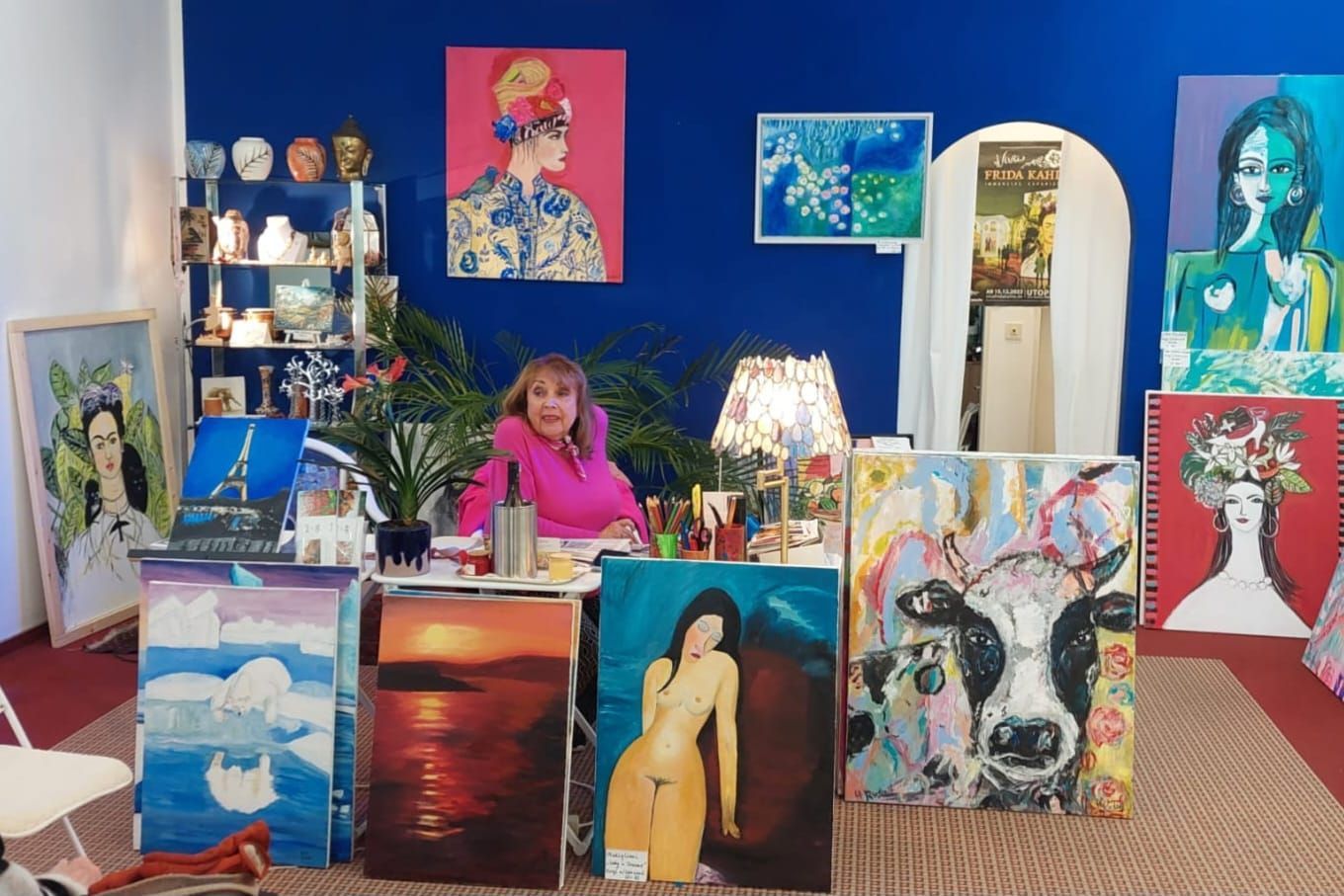 Ausstellungsraum der Galerie unter den Arkaden mit Künstlerin Doris Bössendörfer am Tresen