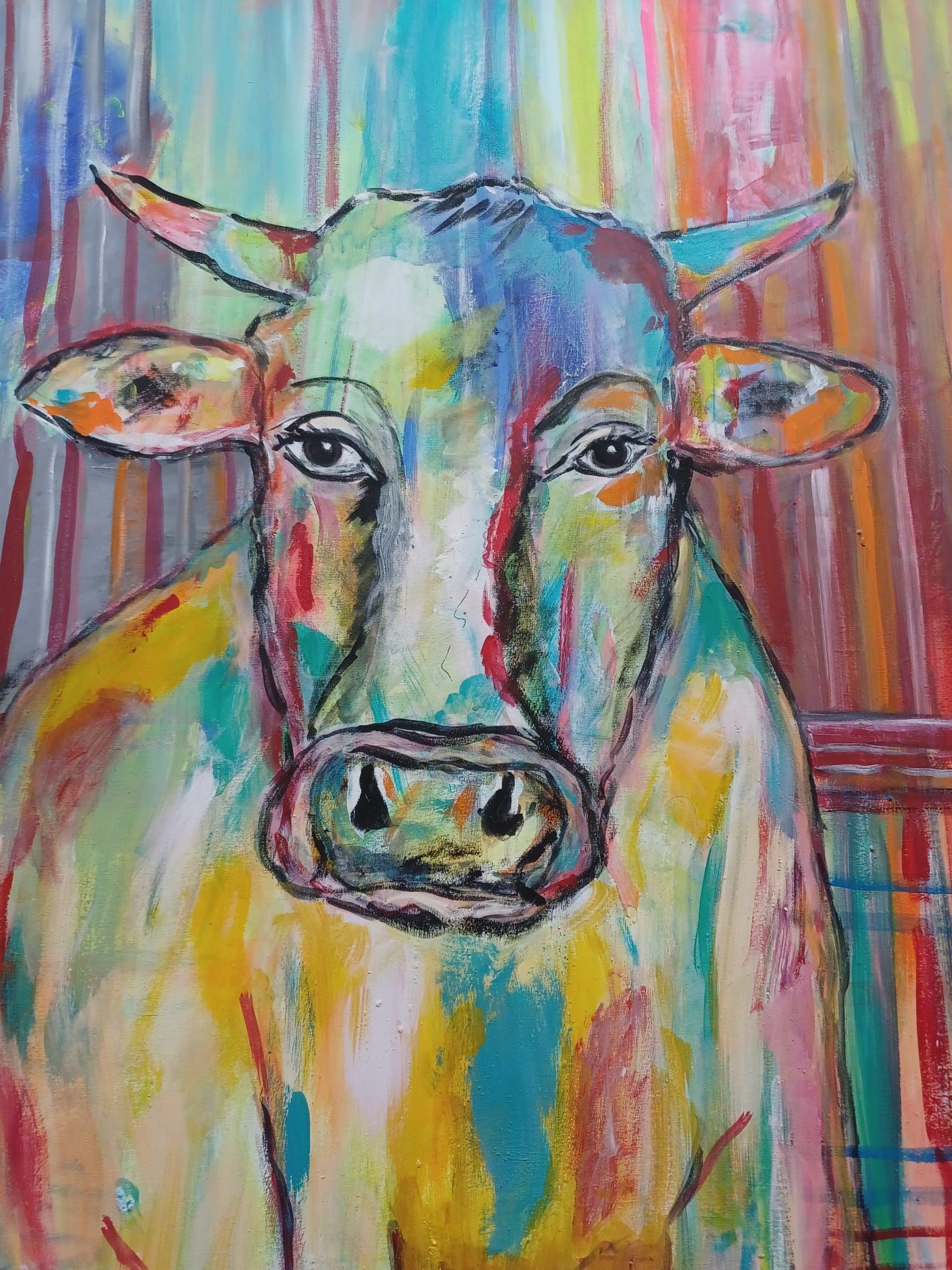 Gemälde einer Kuh mit buntem gestreiften Hintergrund