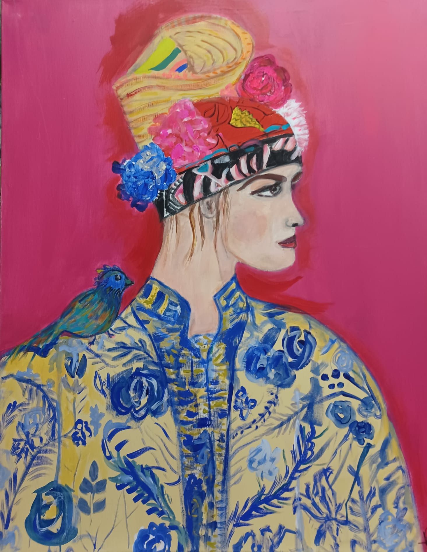 Gemälde mit dem Porträt einer Frau, die einen bunten Hut mit Blumen auf dem Kopf trägt
