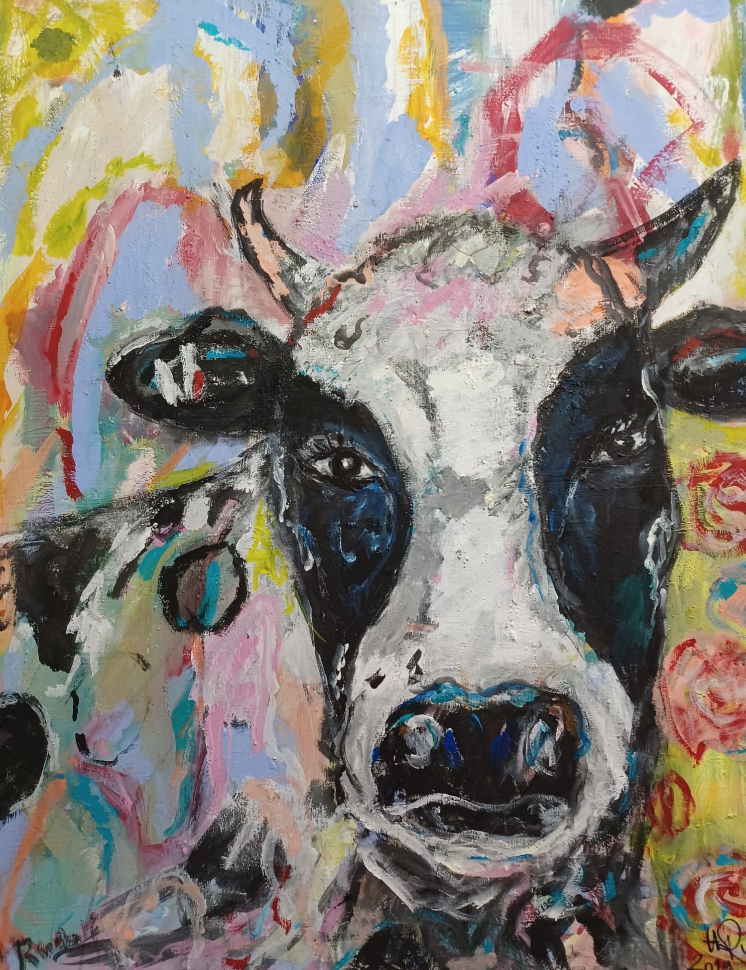 Gemälde einer schwarz-weißen Kuh mit buntem Hintergrund