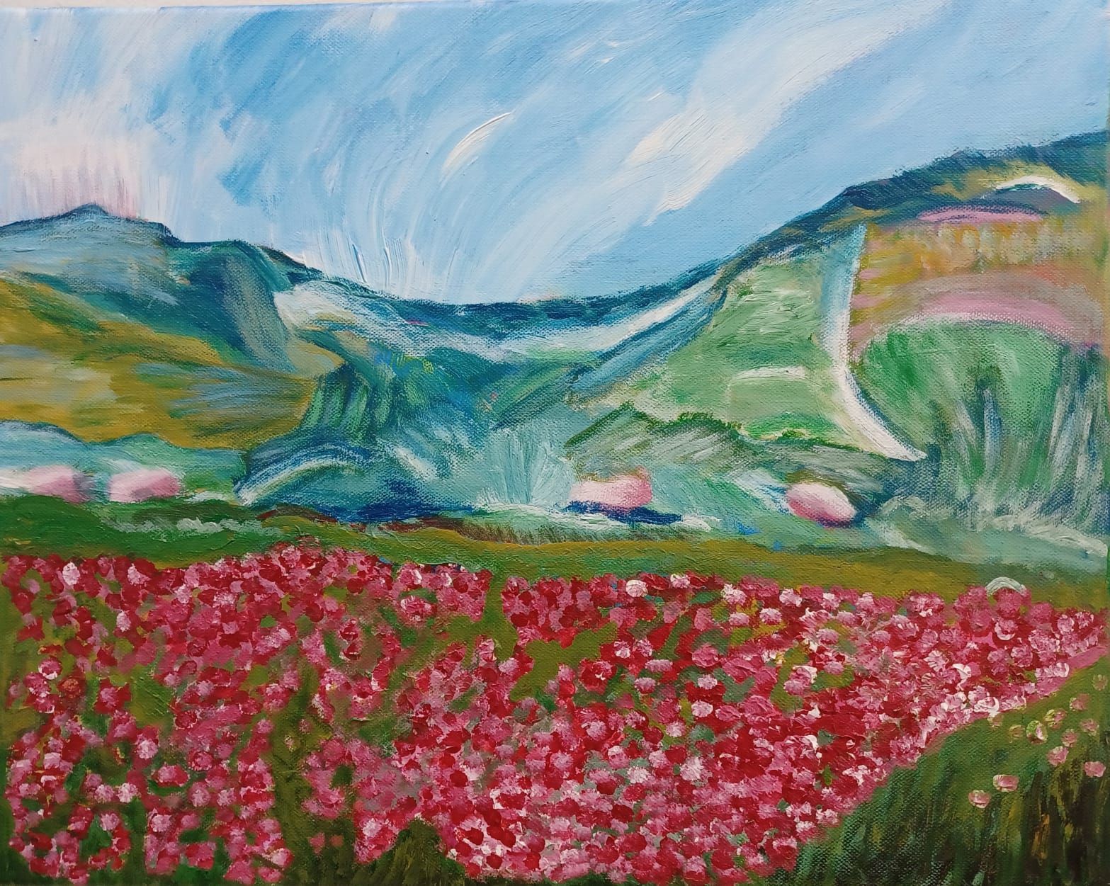 Gemälde einer begrünten Bergkette mit einem roten Blumenfeld im Tal davor