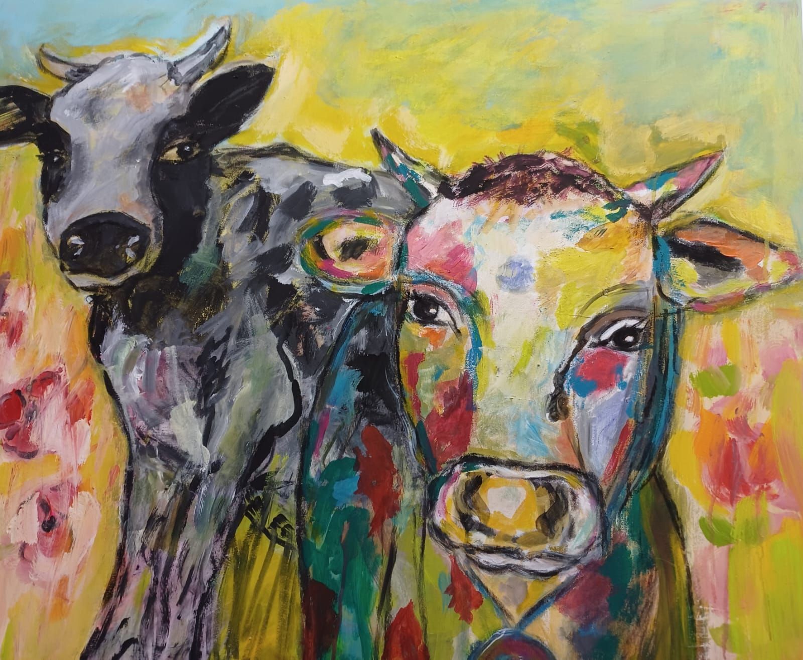 Gemälde von zwei Kühen mit buntem Hintergrund