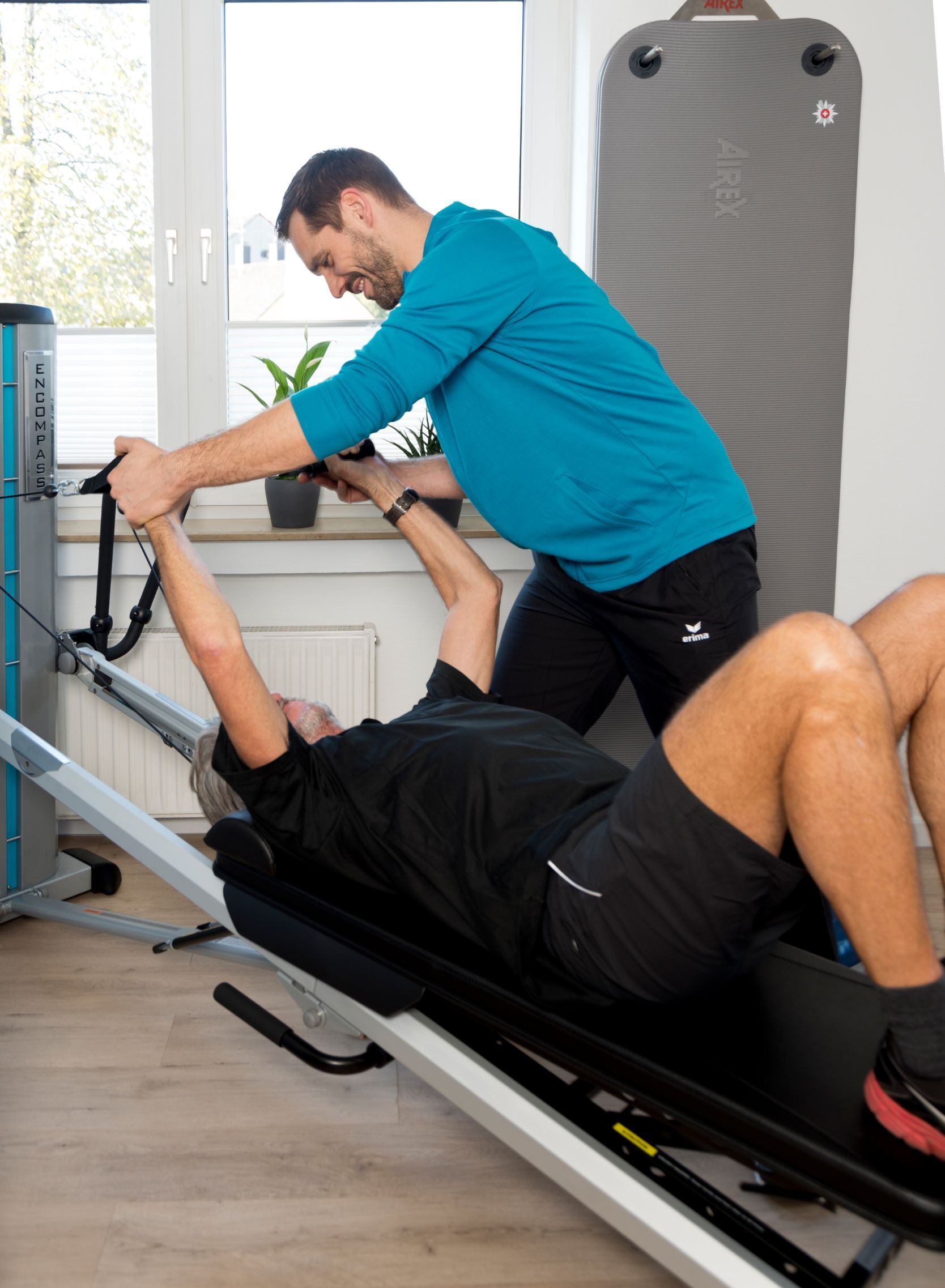 Therapeut hilft Patient mit Dehnübungen für den Oberkörper