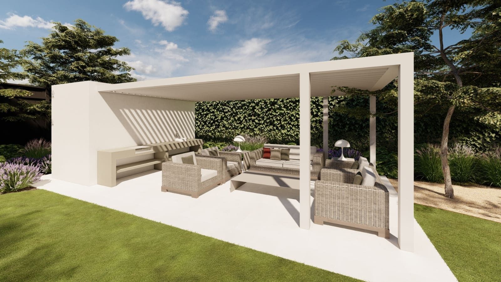 Patio exterior con pérgola blanca, asientos y vegetación. Zona de estar con muebles en tonos neutros en un día soleado.