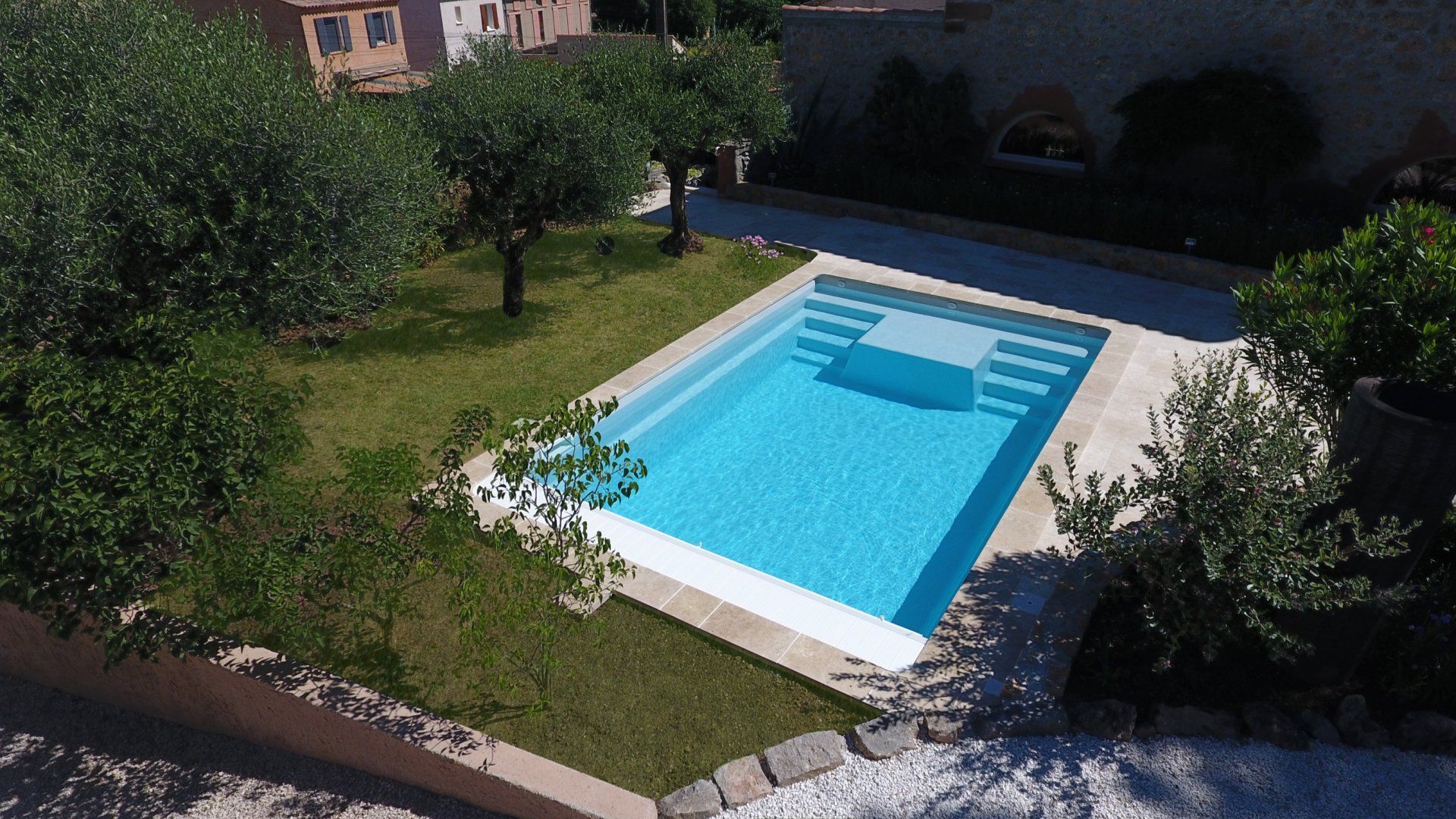 Pose de piscine à coque hors-sol dans le pays de Gex