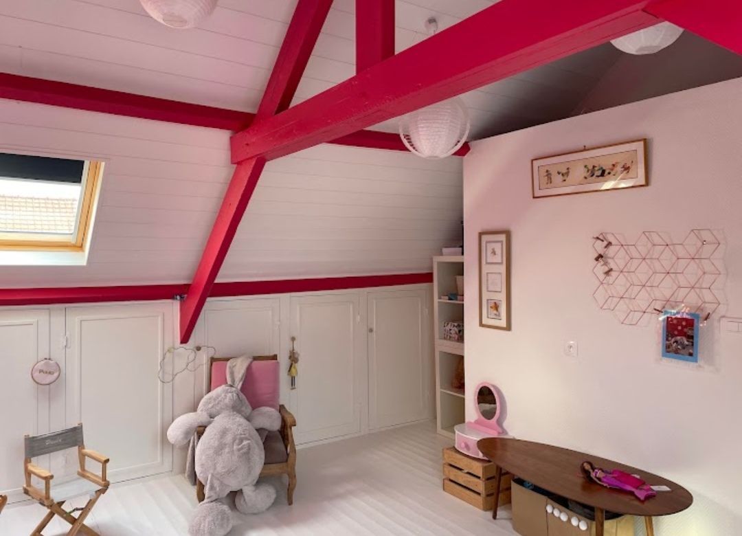 Peinture de poutres apparentes dans une chambre d'enfants