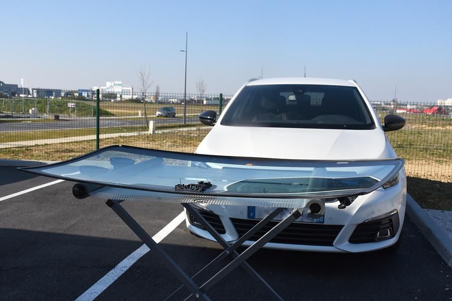 Voiture blanche pour remplacmeent de pare-brise