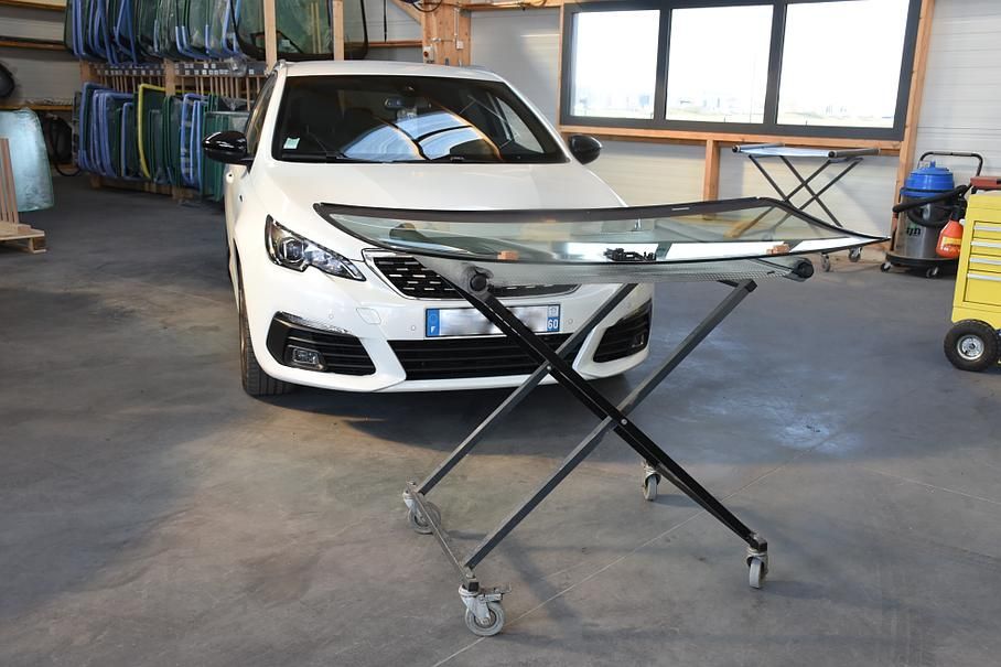 Remplacement de pare-brise sur une voiture blanche