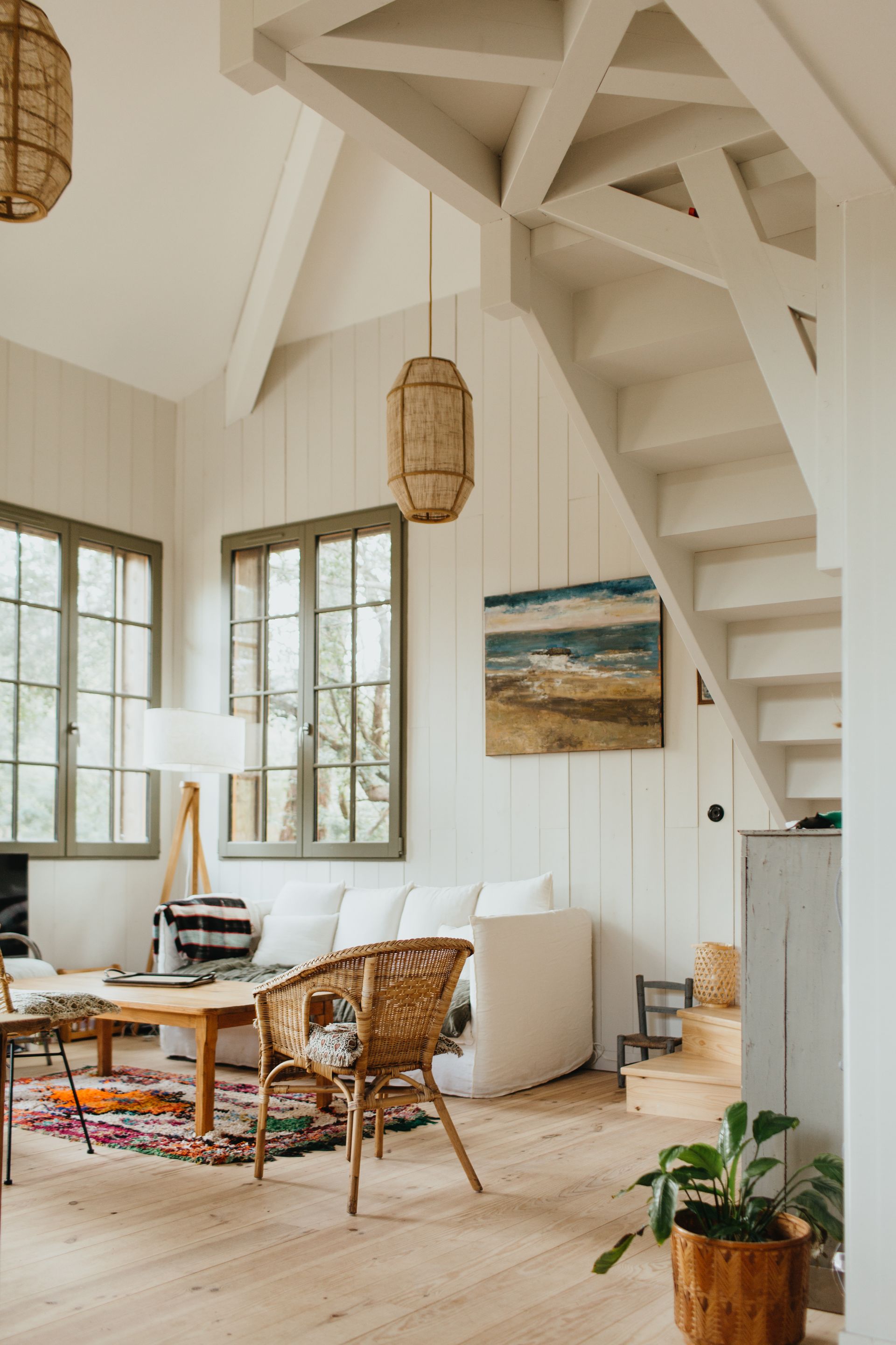 Salon avec escalier en bois
