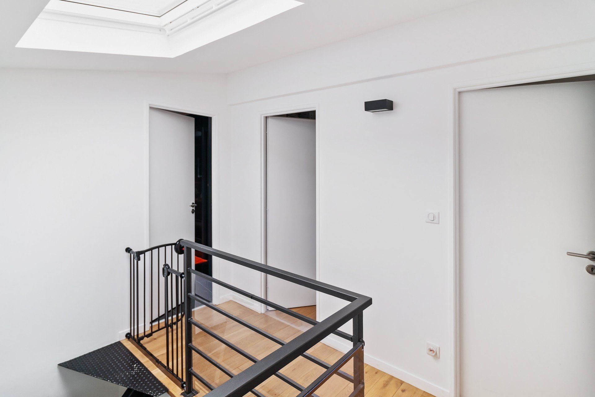 Étage maison avec rampe