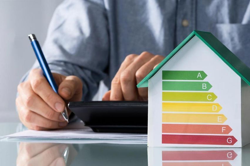 Spécialiste de l'énergie qui prépare un devis