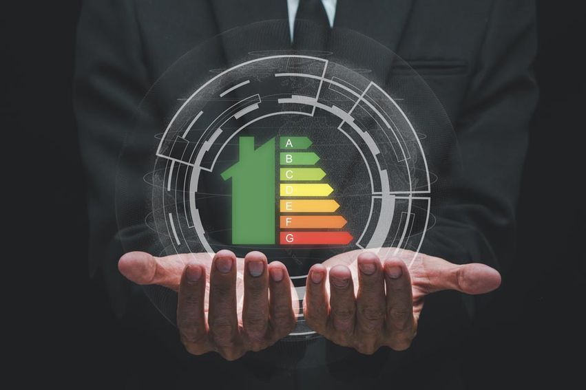 Mains qui présentent les différents labels de qualité
