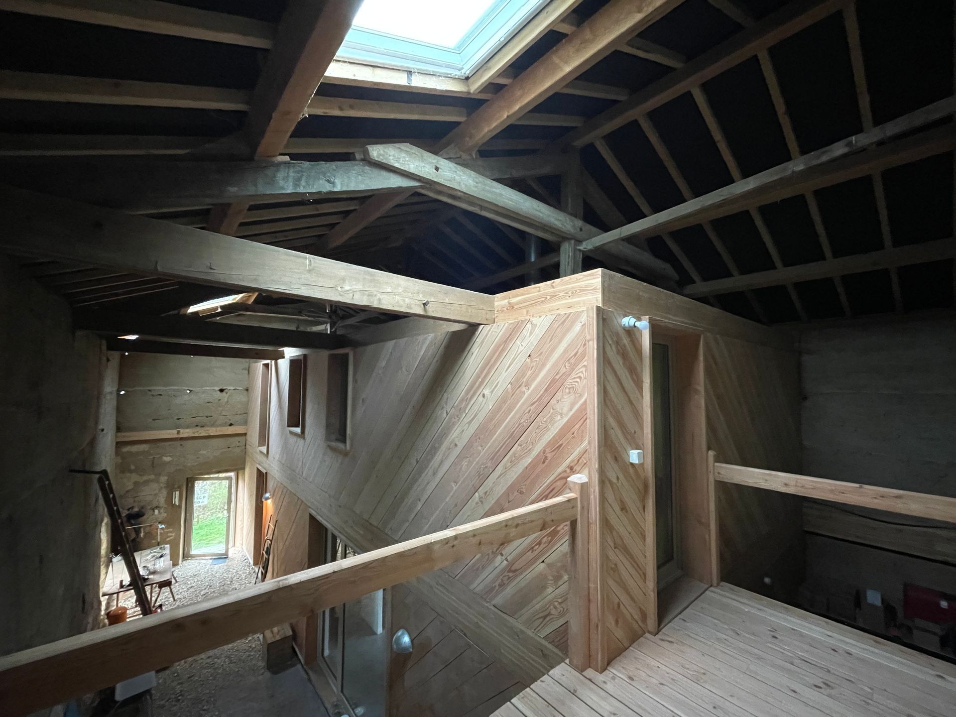 Vue sur une pièce lumineuse sous toit.