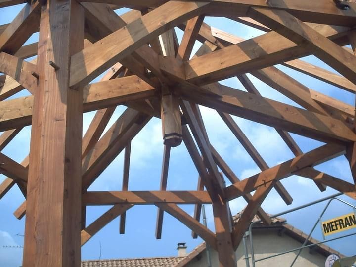 Une installation de charpente en cours