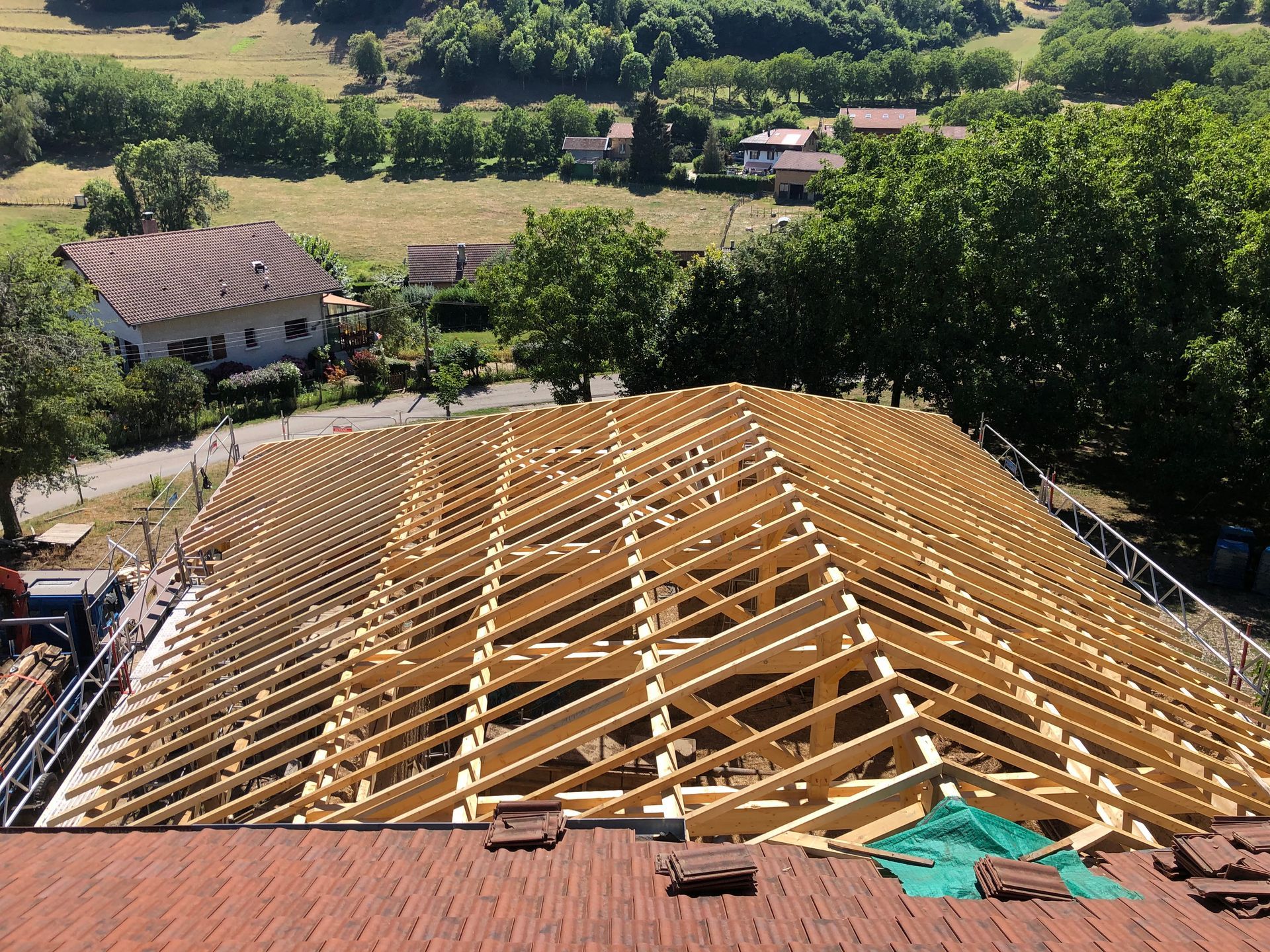 Une charpente en cours d'installation