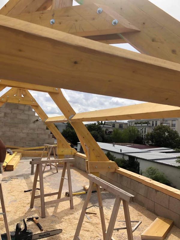 Charpente en cours de construction
