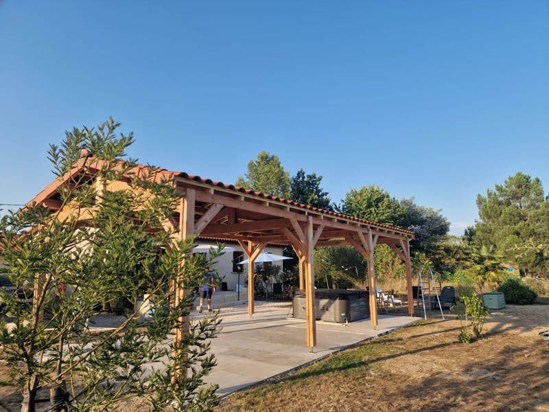 Tonnelle au-dessus d'un salon de jardin