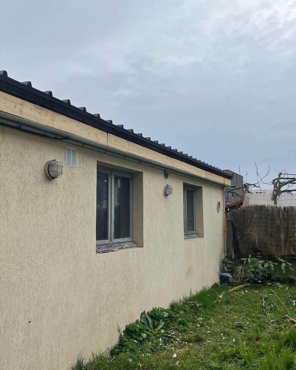 Façade d'une maison avec des fenêtres