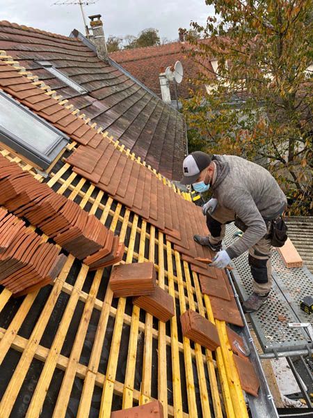 Professionnel sur un toit avec un échafaudage